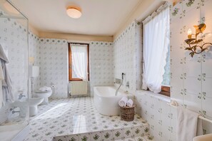 Standard-huvila, useita makuuhuoneita, 2 kylpyhuonetta (Villa Fiora Tra Le Colline E Il Lago) | Kylpyhuone | Erillinen kylpyamme ja suihku, hiustenkuivaaja, bidee, pyyhkeet