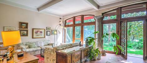 Villa estándar, varias habitaciones, 2 baños (Villa Fiora Tra Le Colline E Il Lago) | Área de sala de estar | Smart TV de 32 pulgadas con canales por cable