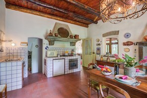 Fridge, microwave, oven, stovetop - Villa Fiora Tra Le Colline E Il Lago (Corte Franca)