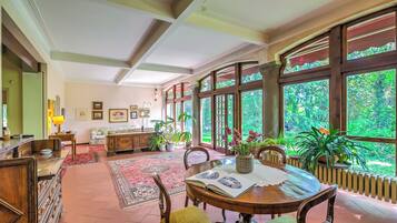 Vila Standar, 4 kamar tidur, 2 kamar mandi (Villa Fiora Tra Le Colline E Il Lago) | Ruang makan