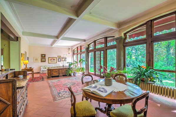 Standaard villa, meerdere slaapkamers, 2 badkamers (Villa Fiora Tra Le Colline E Il Lago) | Dineerruimte