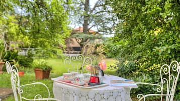 Standard Villa, Multiple Bedrooms, 2 Bathrooms (Villa Fiora Tra Le Colline E Il Lago) | Outdoor dining