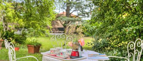 Standard Villa, Multiple Bedrooms, 2 Bathrooms (Villa Fiora Tra Le Colline E Il Lago) | Outdoor dining