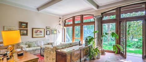 Standaard villa, 4 slaapkamers, 2 badkamers (Villa Fiora Tra Le Colline E Il Lago) | Woonkamer | Een 32-inch smart-tv met kabelzenders