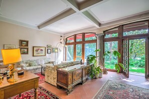 Standaard villa, meerdere slaapkamers, 2 badkamers (Villa Fiora Tra Le Colline E Il Lago) | Woonkamer | Een 32-inch smart-tv met kabelzenders