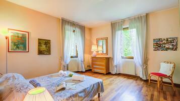 Vila Standar, beberapa kamar, 2 kamar mandi (Villa Fiora Tra Le Colline E Il Lago) | 4 kamar tidur, setrika/meja setrika, Wi-Fi gratis, dan seprai linen