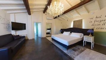 Phòng Suite Junior, quang cảnh hồ | Két bảo mật tại phòng, bàn, phòng cách âm