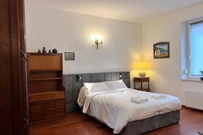 3 chambres, fer et planche à repasser, Wi-Fi, draps fournis