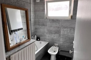 Baignoire à jets, sèche-cheveux, bidet, serviettes fournies