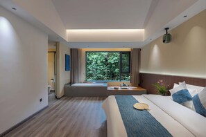 Kamar Double Eksklusif, pemandangan bukit | Seprai premium, selimut bulu angsa, dan minibar gratis