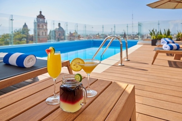 Sip crafted cocktails poolside and linger in the sunshine.