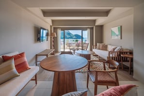 Aka Suite 2 bedrooms, Non Smoking | Living room