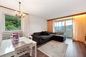 TV - Apartment 'Panorama-Perle' with Mountain View, Balcony and Wi-Fi (Bad Herrenalb)