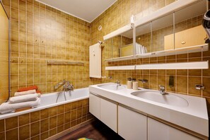 Shower, hair dryer, towels - Apartment 'Panorama-Perle' with Mountain View, Balcony and Wi-Fi (Bad Herrenalb)