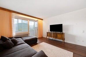 TV - Apartment 'Panorama-Perle' with Mountain View, Balcony and Wi-Fi (Bad Herrenalb)