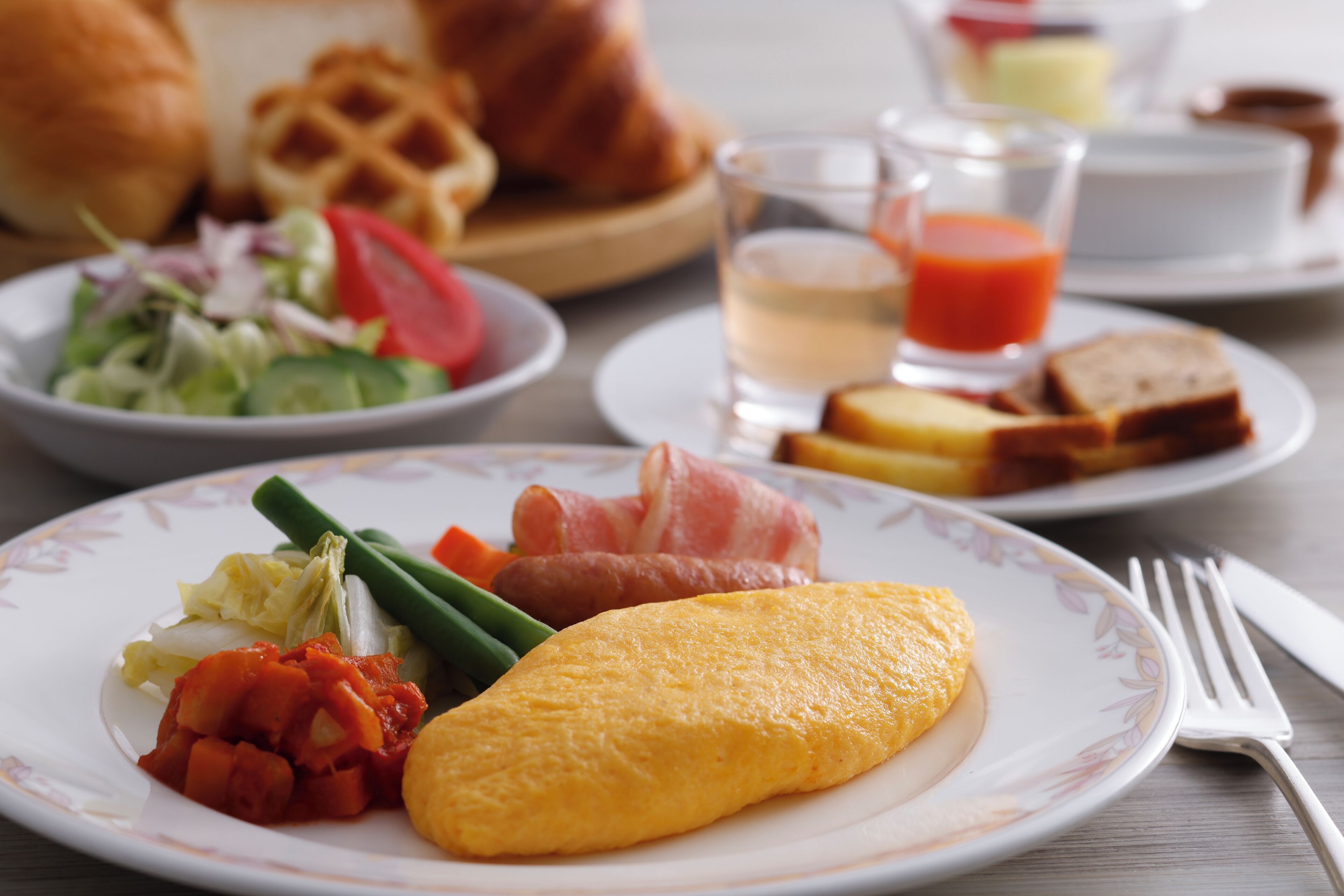 Se ofrece un desayuno bufé (3000 JPY por persona)