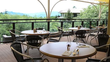 2 restaurants, breakfast, dinner served; French cuisine