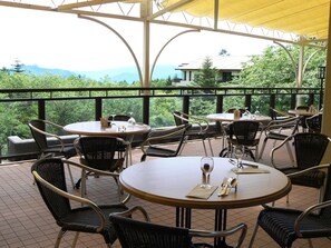 2 restaurants, serveren ontbijt, diner, Franse gerechten