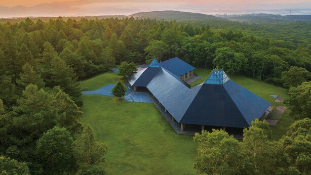 A house with a unique blue roof, surrounded by lush greenery and a serene landscape. - Yatsugatake Kogen Lodge (Minamimaki)