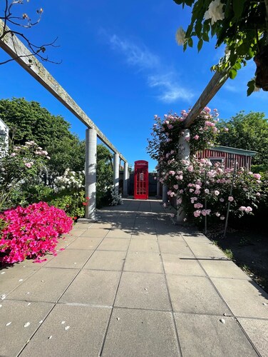 CNZhouse: classical and new, with space, near river, in CBD