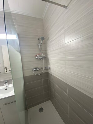 Dusche, Haartrockner, Handtücher, Seife