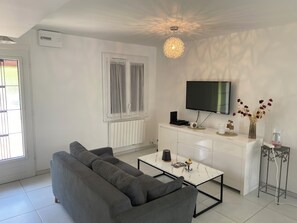 Smart TV - House with garden near Paris and Disney (Pontault-Combault)