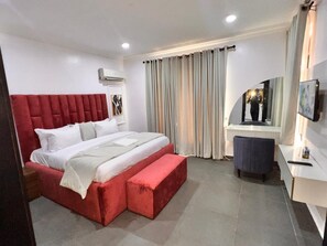 5 bedrooms, iron/ironing board, WiFi, bed sheets