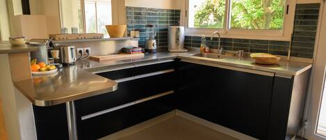 Réfrigérateur, micro-ondes, four, plaque de cuisson