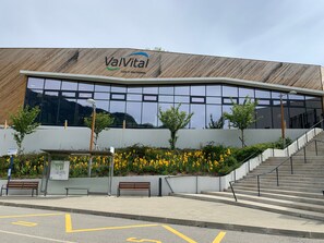 A building with a sign reading 'ValVital Cure et spa thermal.' - La Maison Victoire - Roquebillière (Roquebillière)