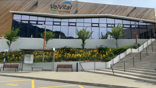 Un bâtiment moderne avec une grande enseigne indiquant « ValVital, centre de soins et spa thermal ».