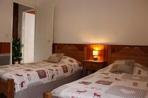 3 Schlafzimmer, Reisekinderbett