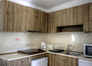 Microondas, horno y lavavajillas