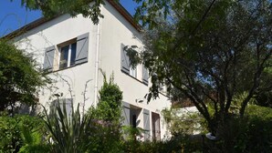 A two-story building with a white facade and shutters on the windows. - L'Olivier de St Paul (SAINT-PAUL-DE-VENCE)