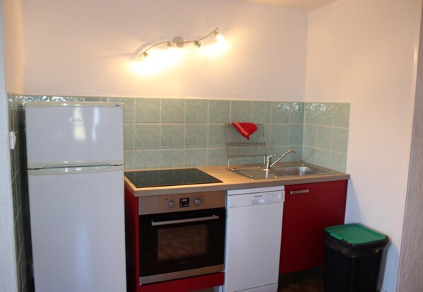 Een magnetron, een oven, een vaatwasser