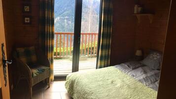 2 bedrooms, travel crib, free WiFi