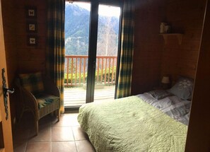 2 bedrooms, travel cot, free WiFi