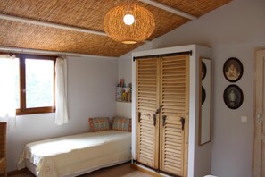 2 bedrooms, travel crib, free WiFi