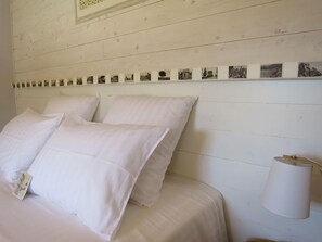2 bedrooms, travel crib, free WiFi