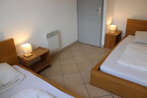 2 bedrooms, travel crib, free WiFi