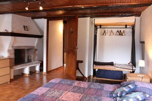 1 bedroom, travel crib