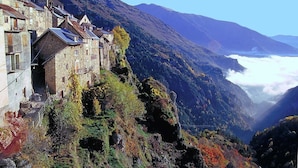 Un village de montagne aux maisons en pierre et à l’église.