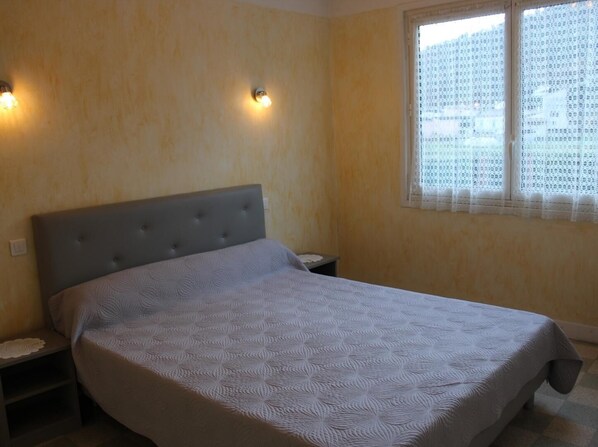 Travel crib, free WiFi