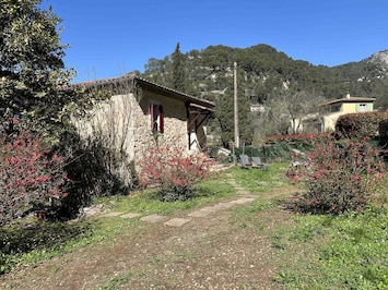 Gßte L'Abaguie-Coin repas extérieur-Jardin-Peillon-Gßtes de France des Alpes-Maritimes