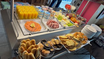 Sarapan prasmanan setiap hari (EUR 14 per orang)