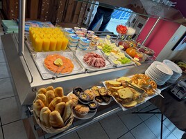 Se ofrece un desayuno bufé (14 EUR por persona)
