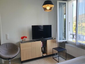 1 bedroom, travel crib, free WiFi