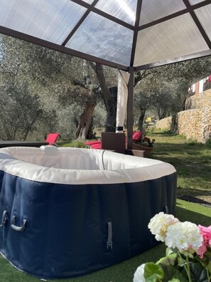 Bain à remous extérieur