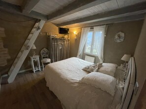 2 bedrooms, travel crib, free WiFi