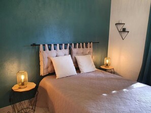 Travel cot, free WiFi