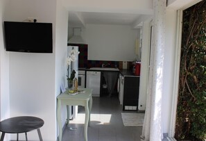 Four à micro-ondes, un four, lave-vaisselle